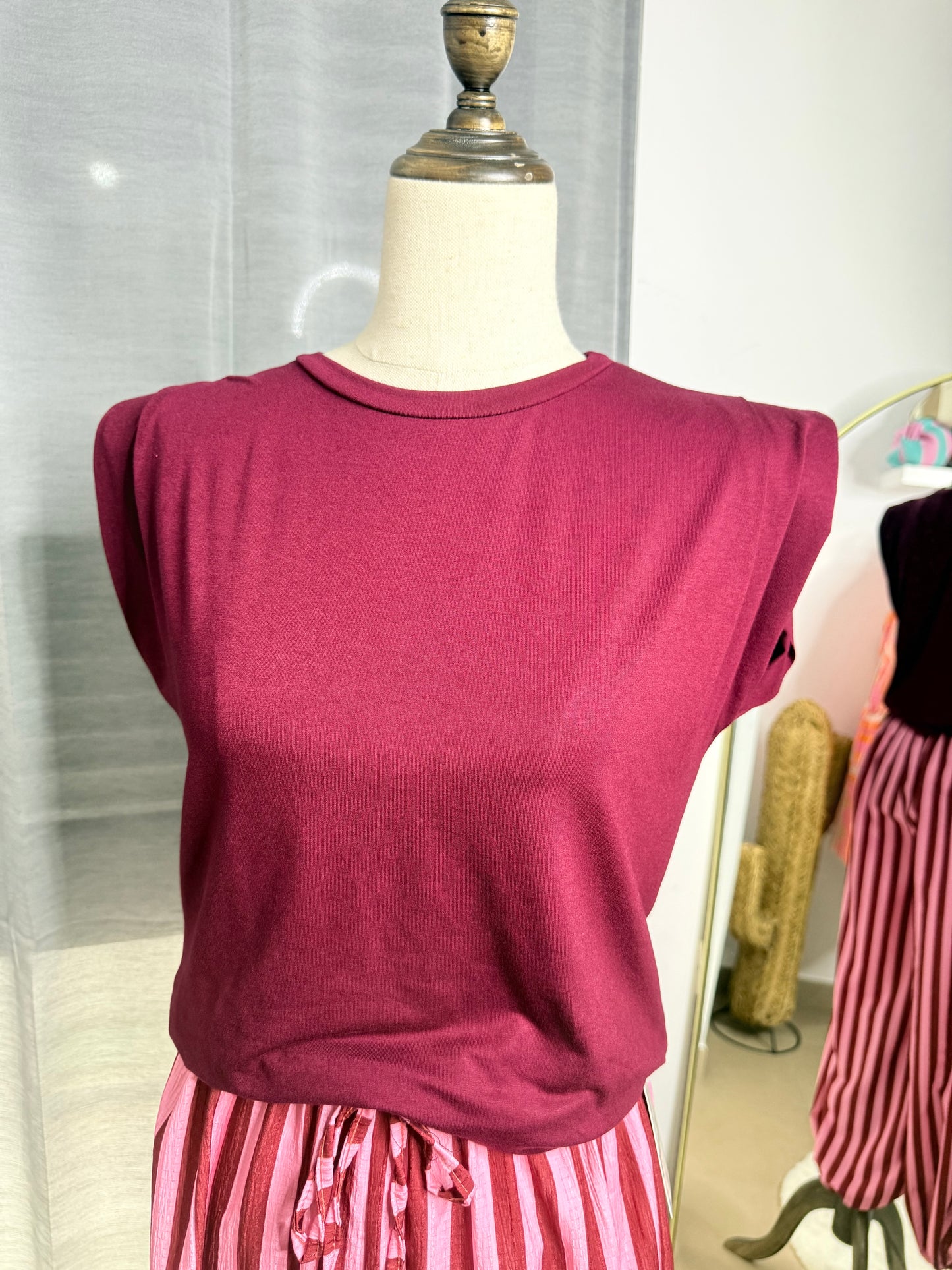 Camiseta hombreras granate