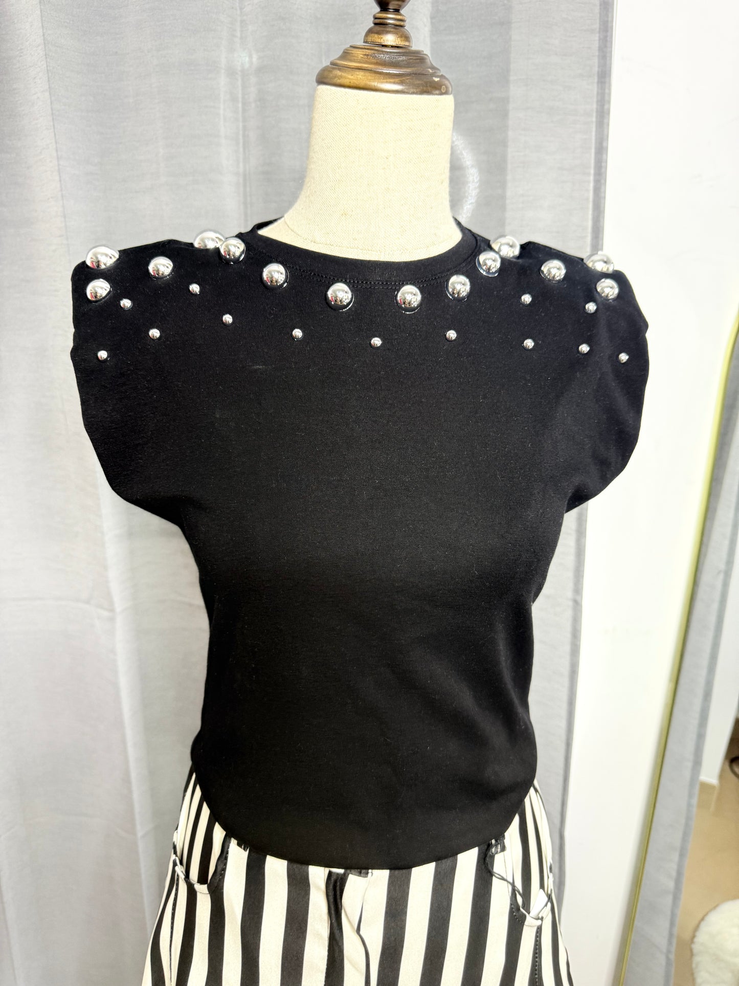 Camiseta tachuelas negra