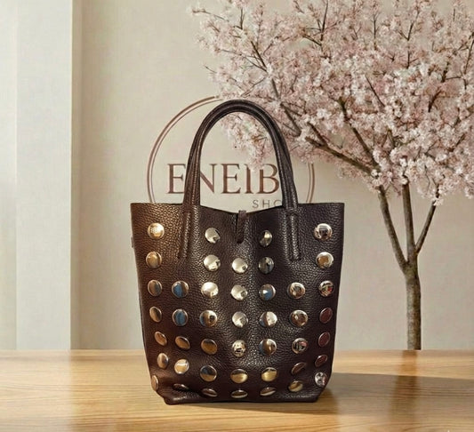 Bolso de piel con tachuelas