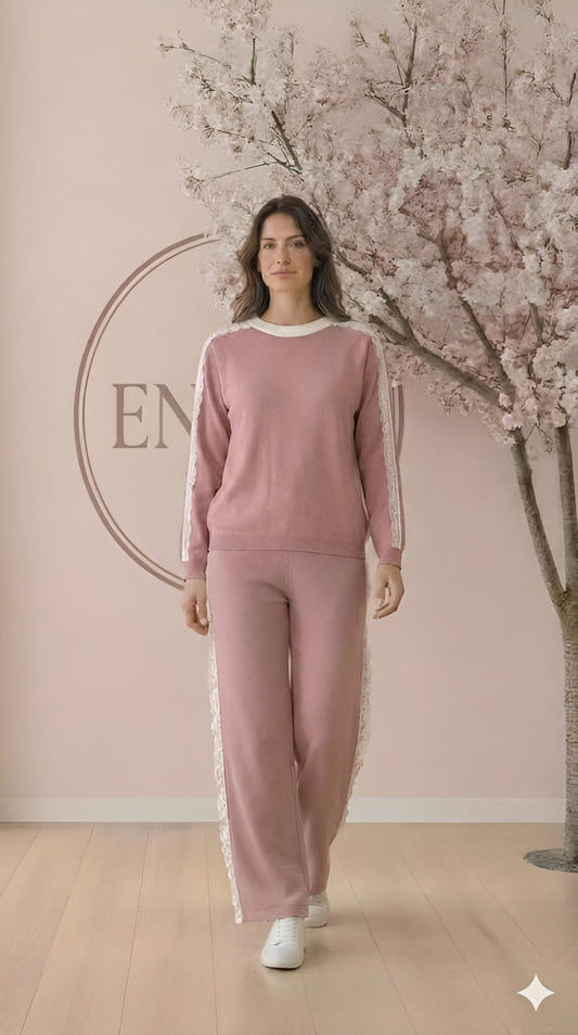 Conjunto de punto con puntilla rosa